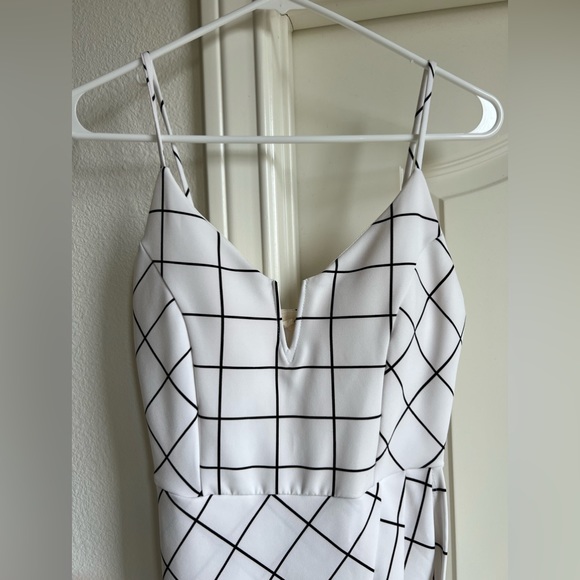 WHITE GRID ASYMMETRICAL V NECK BODYCON DRESS - Picture 4 of 5